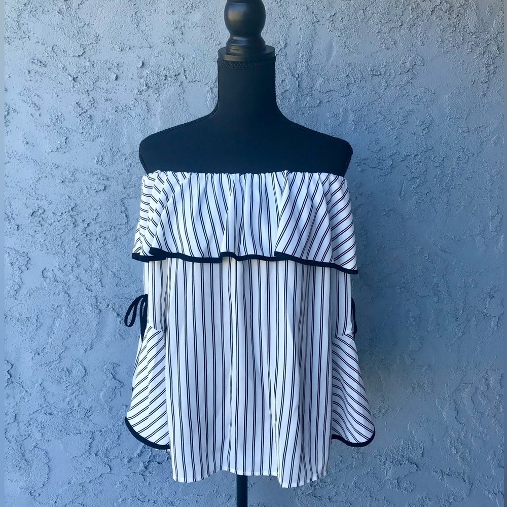 Off Shoulder Stripe Blouse NWT 🖤